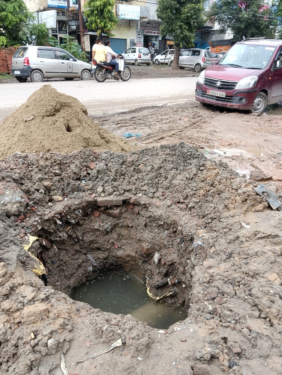 शहर के थाना सुनगढ़ी के पास खुदे पड़े गडडे । संवाद शहर के थाना सुनगढ़ी के पास खुदे पड़े गडडे । संवाद
