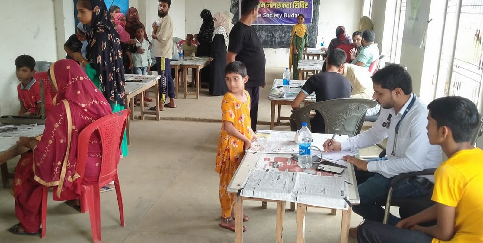 उझानी के सकरीजंगल गांव में मरीजों का चेकअप करते स्वास्थ्य कर्मी। स्रोत- सीएचसी