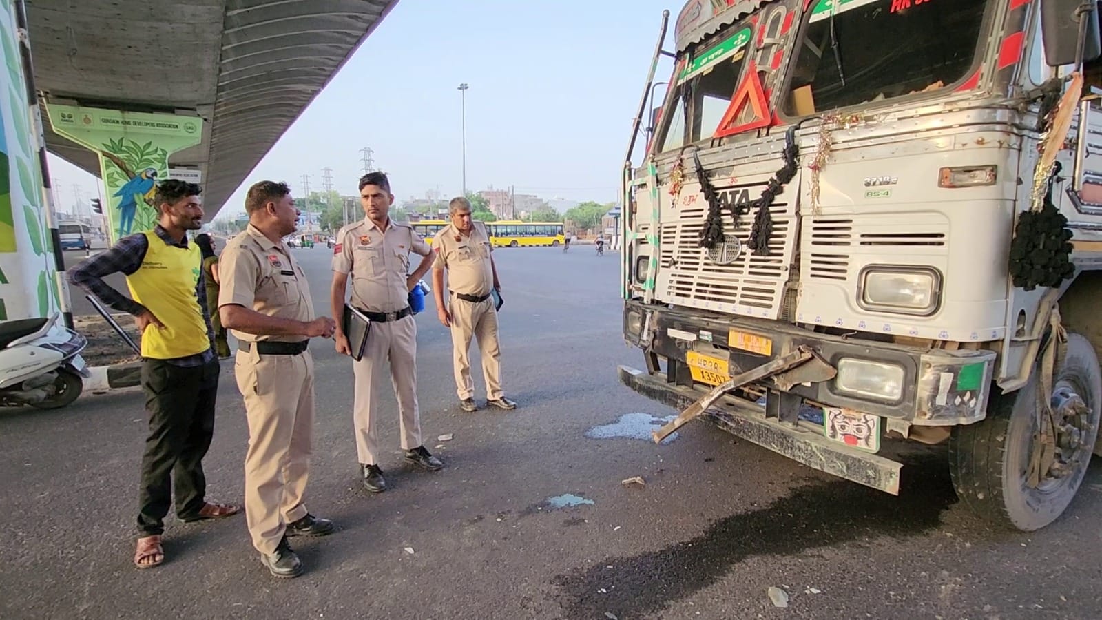 इसी बस में सवार थे कर्मचारी।