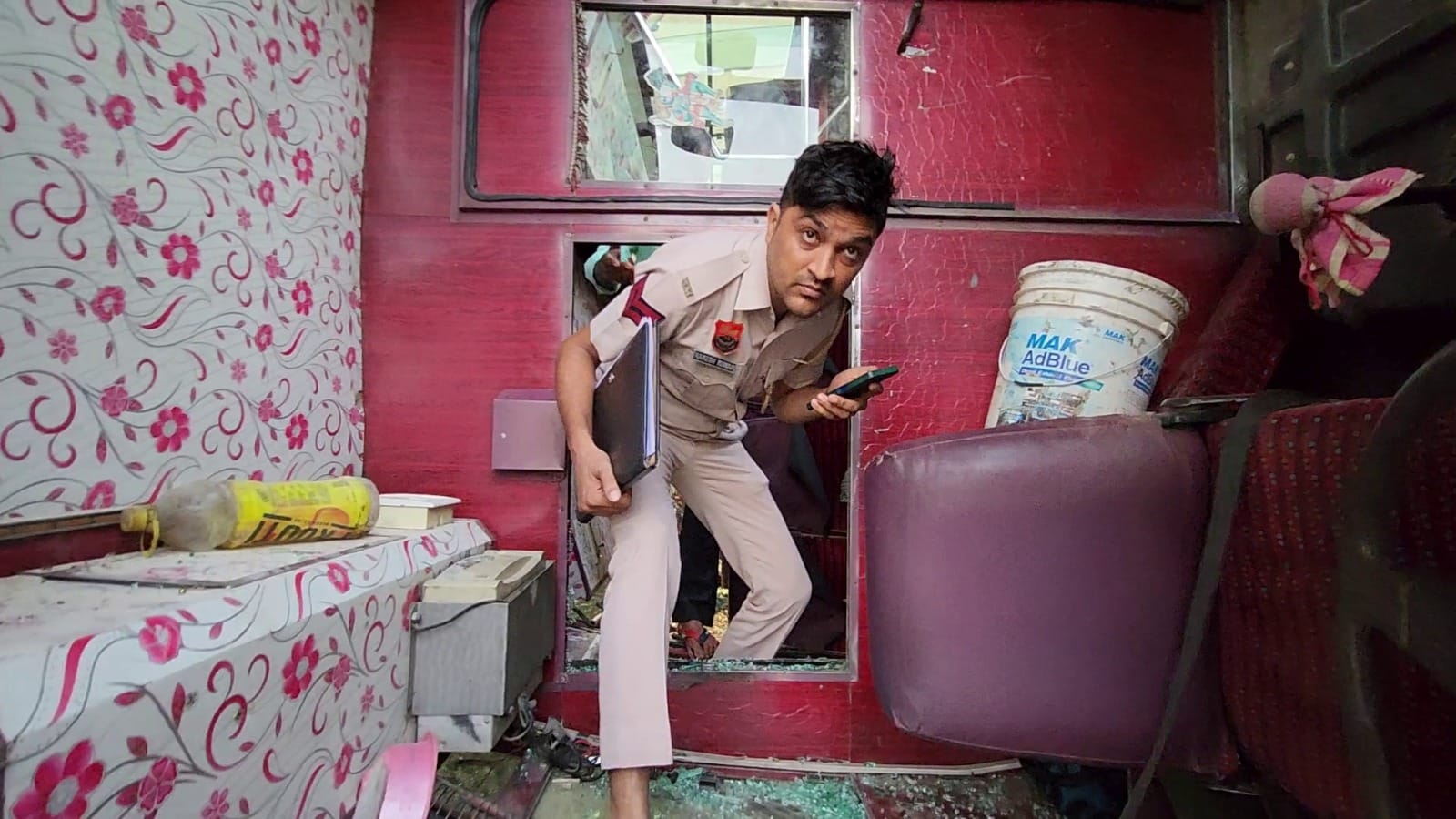 इसी बस में सवार थे कर्मचारी।