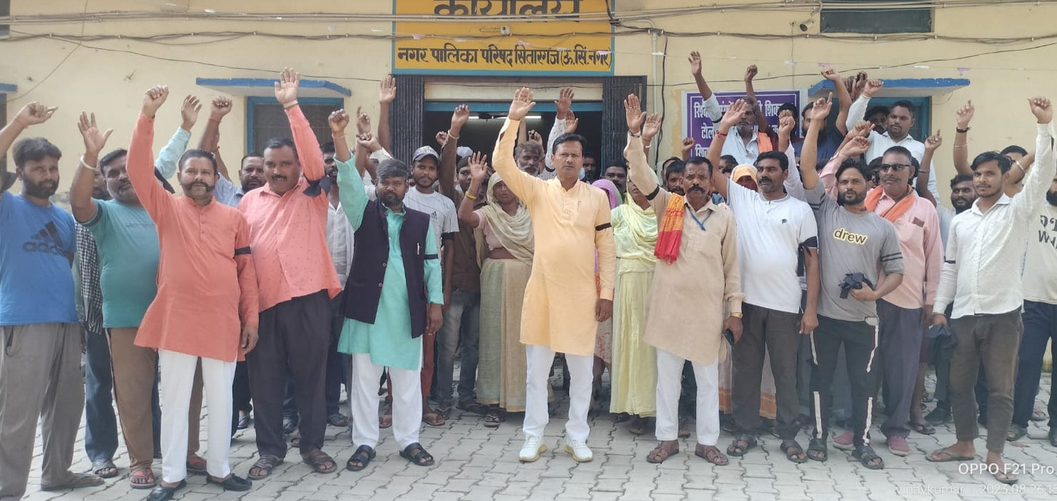 काशीपुर गांव में लोगों को चेतावनी देते तहसीलदार। संवाद काशीपुर गांव में लोगों को चेतावनी देते तहसीलदार। संवाद