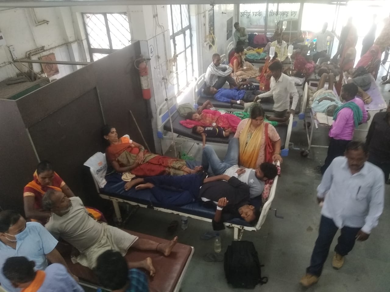 पुवायां सीएचसी पर रोगियों को देखते डॉक्टर और दवा लेने वाली की लगी भीड़