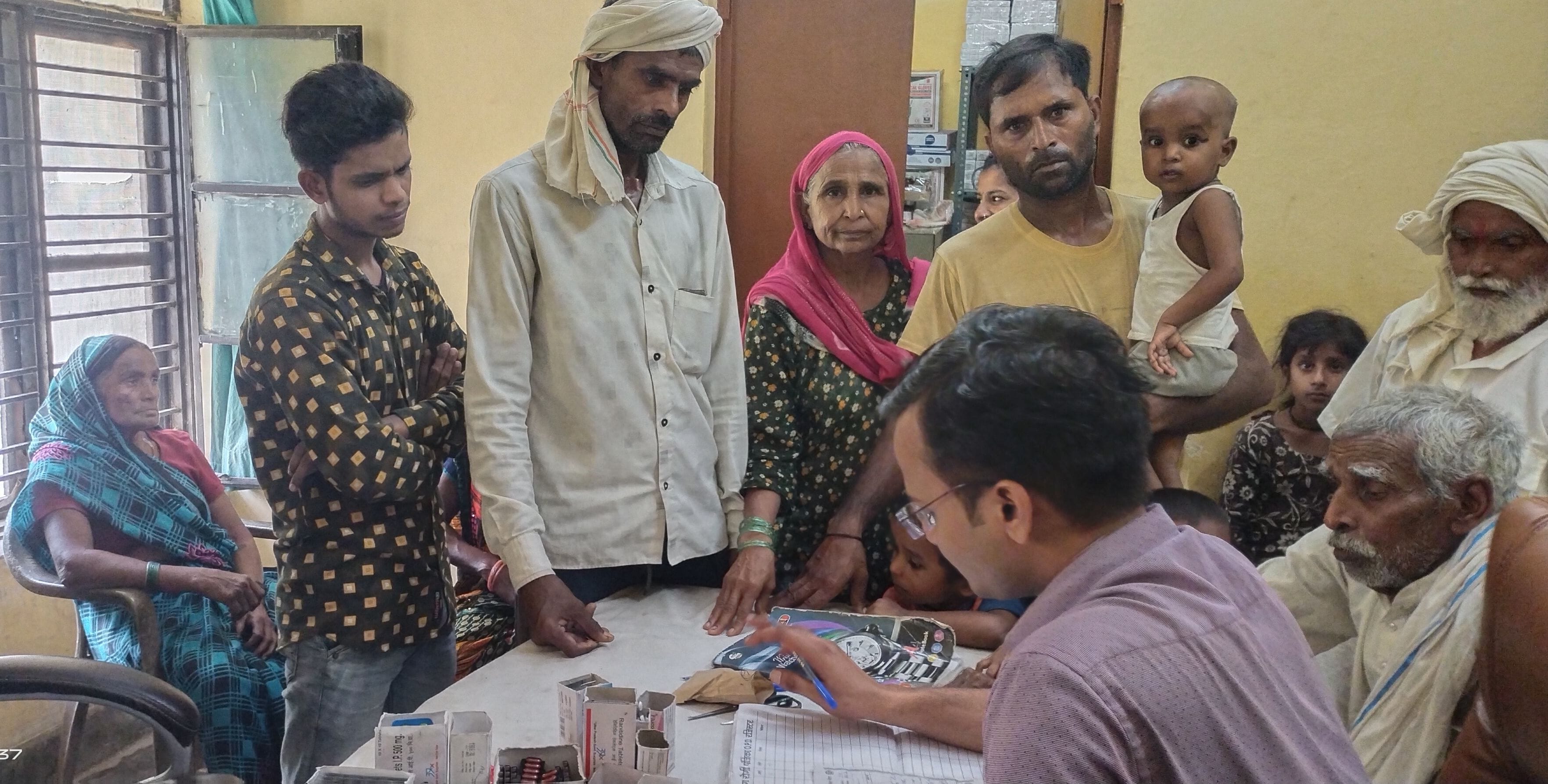 पुवायां सीएचसी पर रोगियों को देखते डॉक्टर और दवा लेने वाली की लगी भीड़