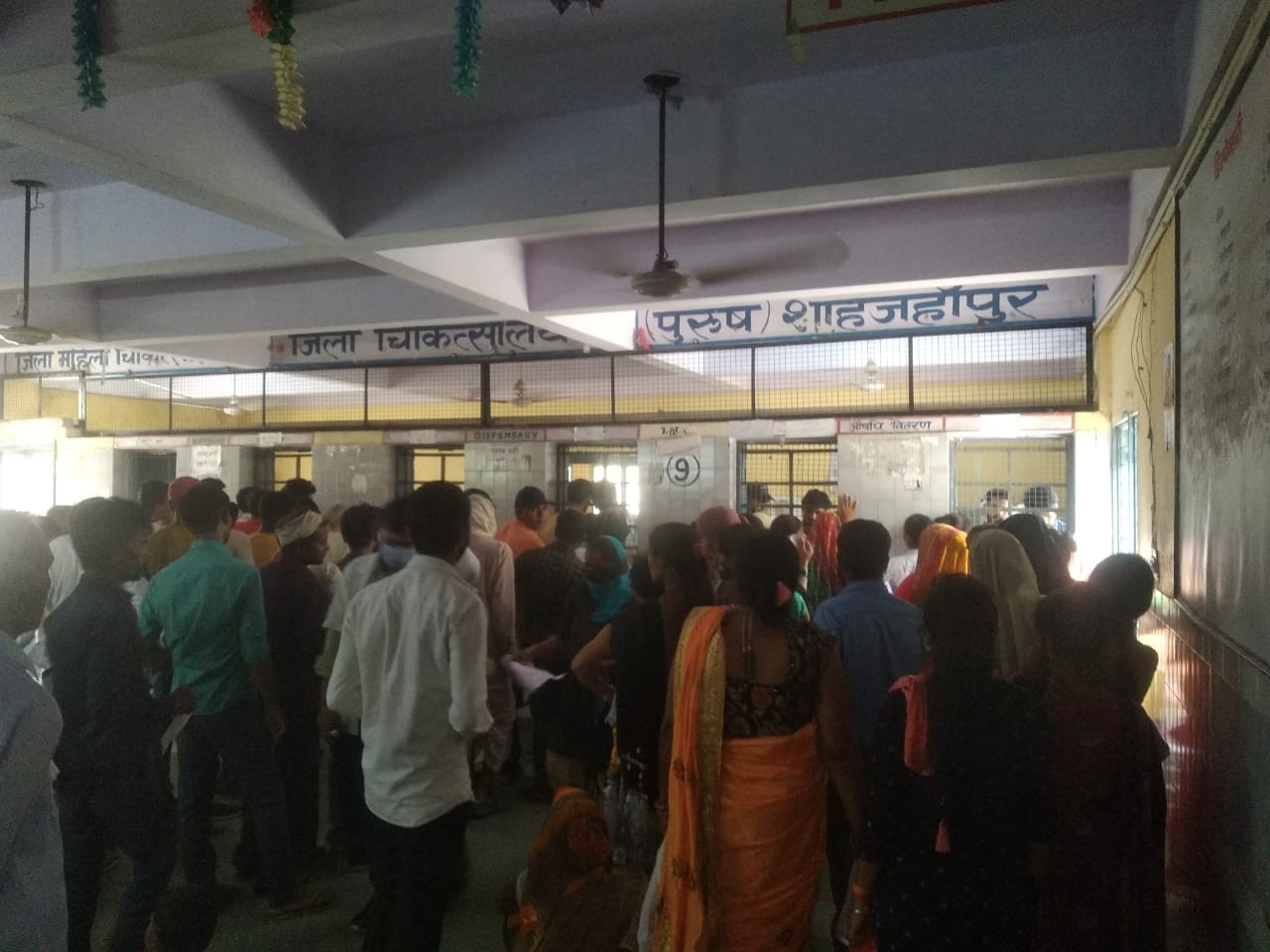 पुवायां सीएचसी पर रोगियों को देखते डॉक्टर और दवा लेने वाली की लगी भीड़