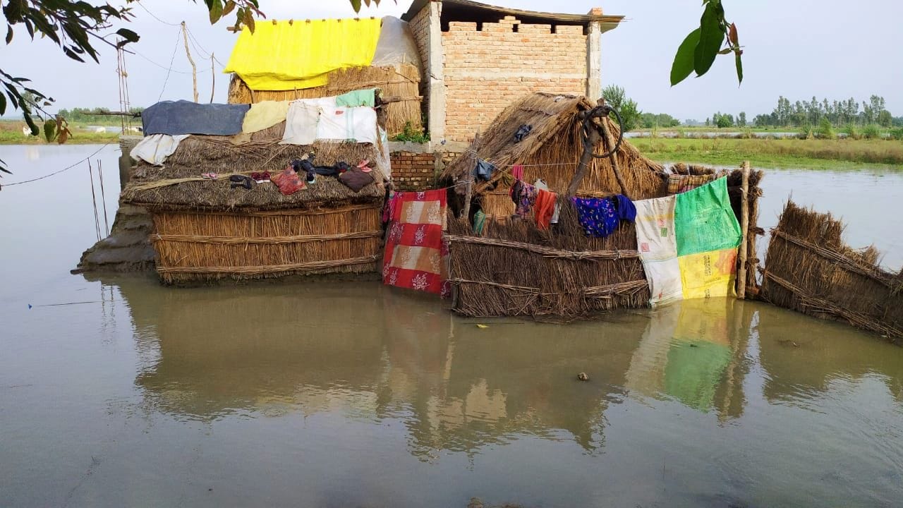 रामगंगा की बाढ़ से जलमग्न मिर्जापुर का गांव बीघापुर पश्चिमी। बाढ़ पीड़ित