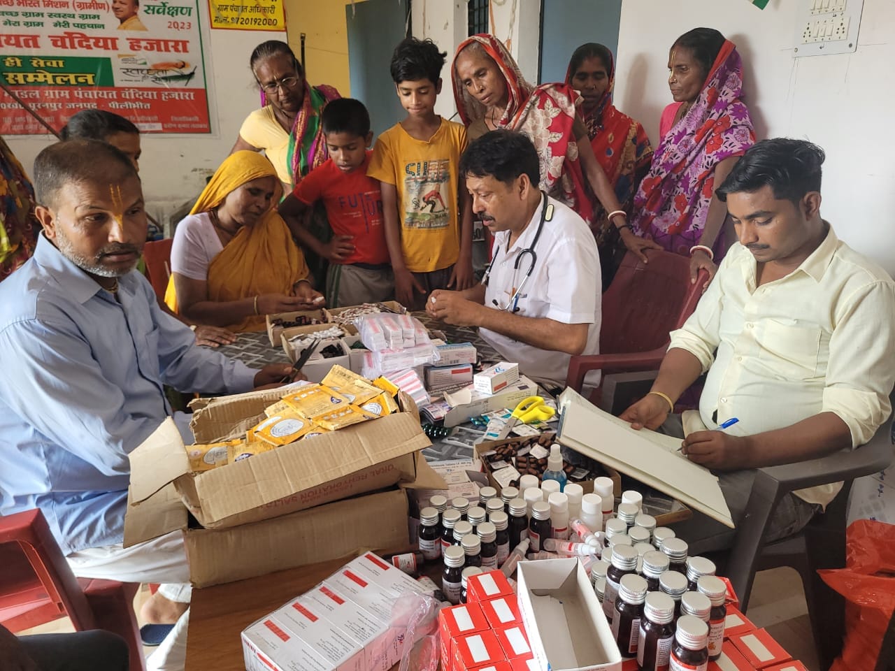 गांव चंदिया हजारा के समीप हल्दी की फसल के उपर एकत्र हो गई कीचड़ । संवाद