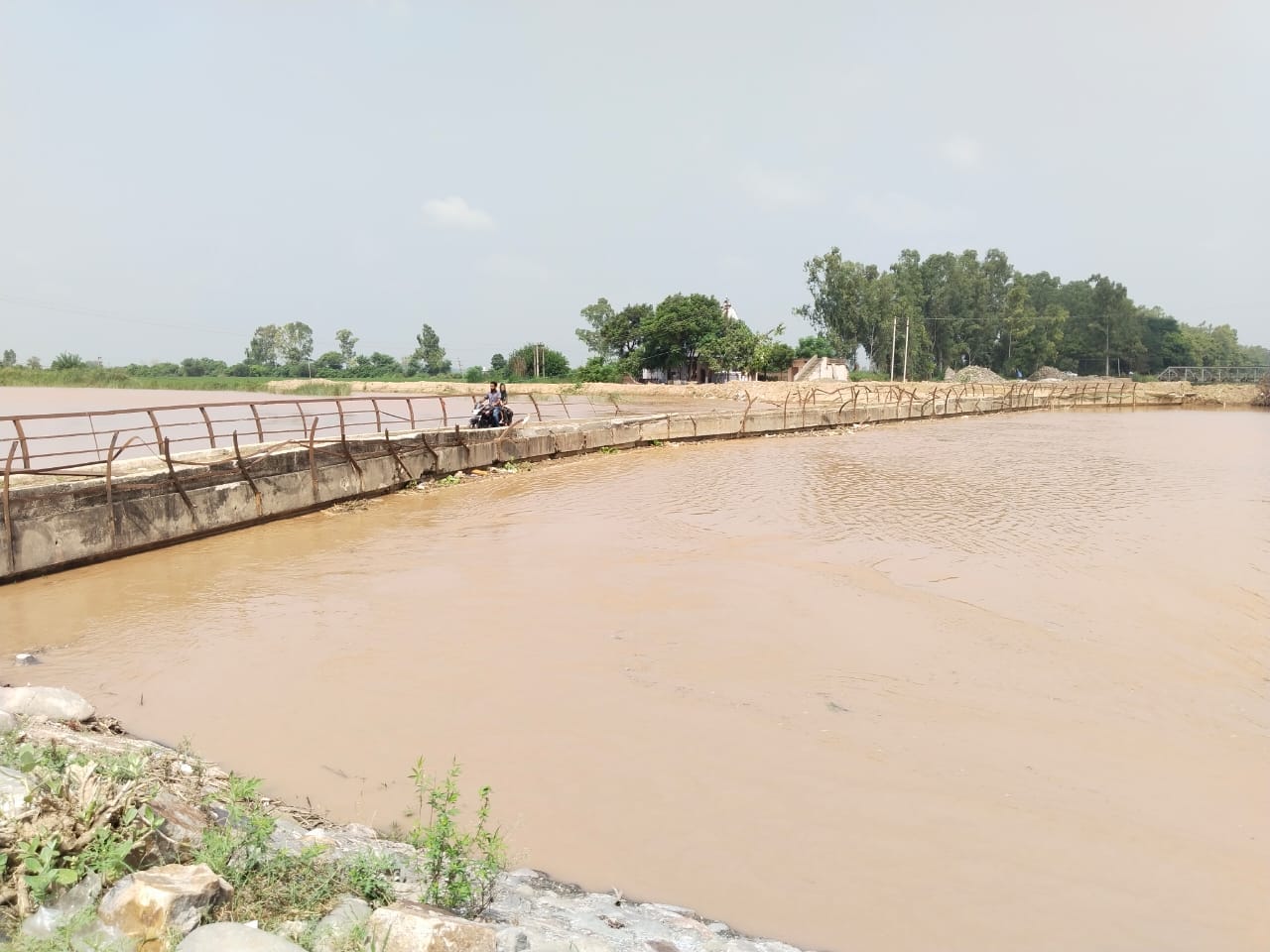 इस्माईलाबाद। मारकंडा नदी का पानी ड्रेन में डालने के लिए खोले गया द्वार। इस्माईलाबाद। मारकंडा नदी का पानी ड्रेन में डालने के लिए खोले गया द्वार।