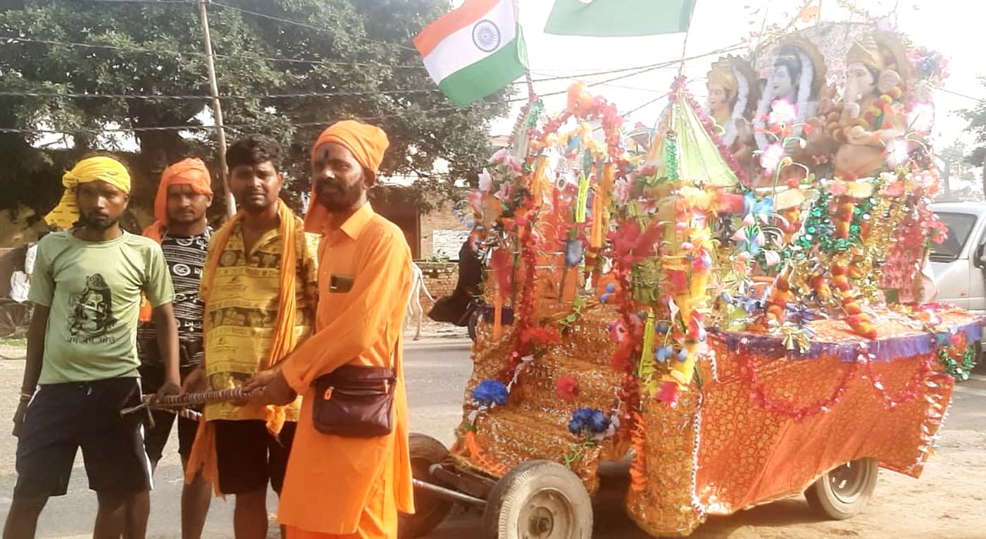 कछला घाट से निकली कांवड़ियों की टोली। संवाद