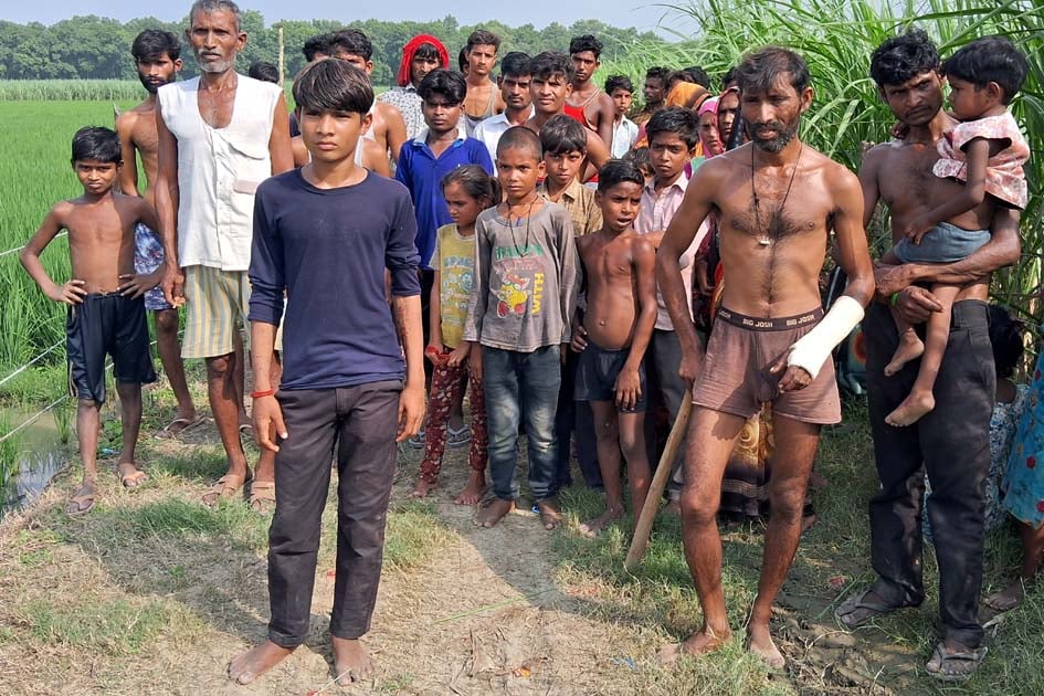 मैलानी के कुरियानी में बाघ के पगमार्क देखते रेंजर मैलानी के कुरियानी में बाघ के पगमार्क देखते रेंजर