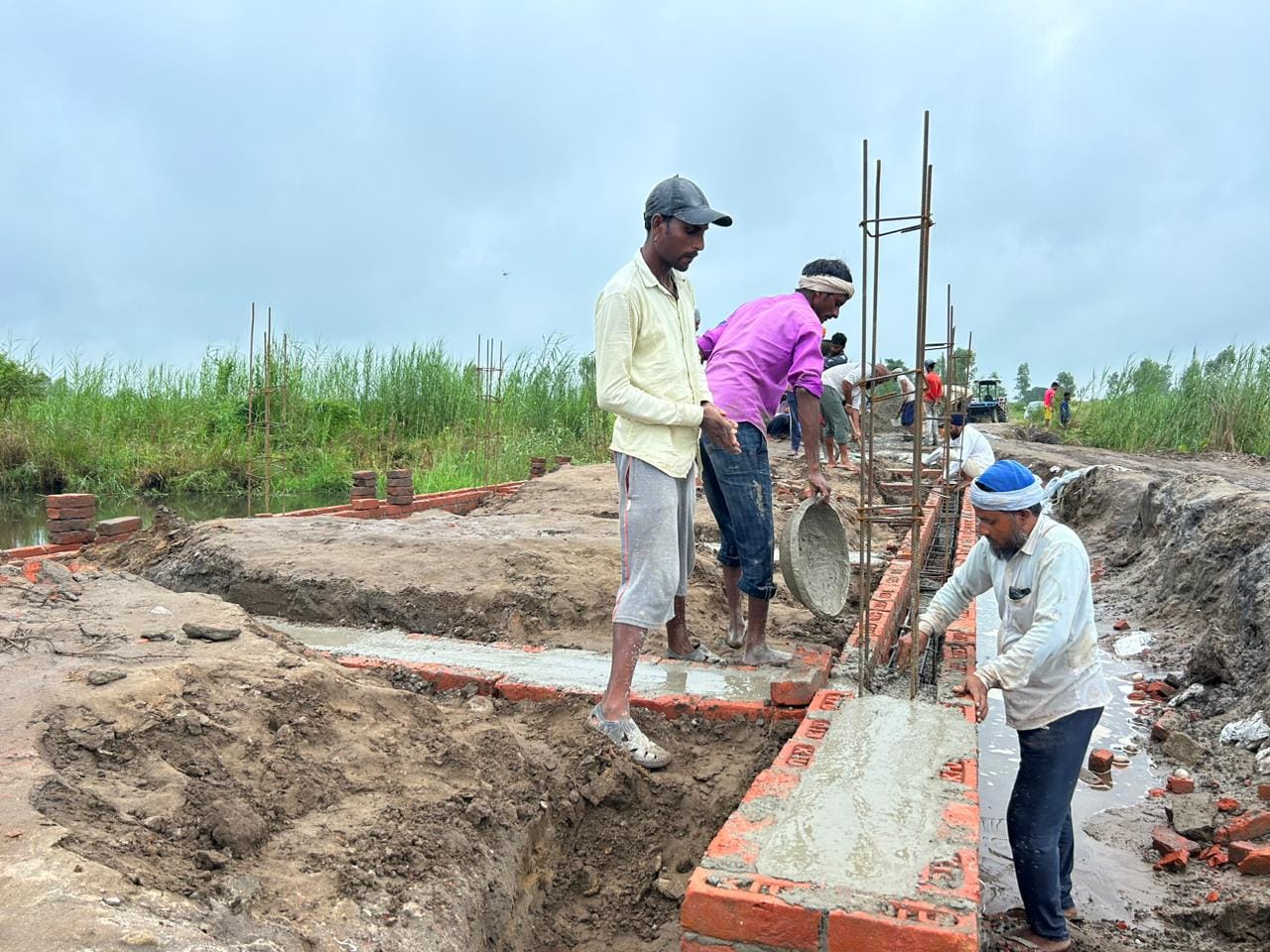न्यूरिया के मोहल्ला मोहम्मद यार का जर्जर वाईपास मार्ग । संवाद