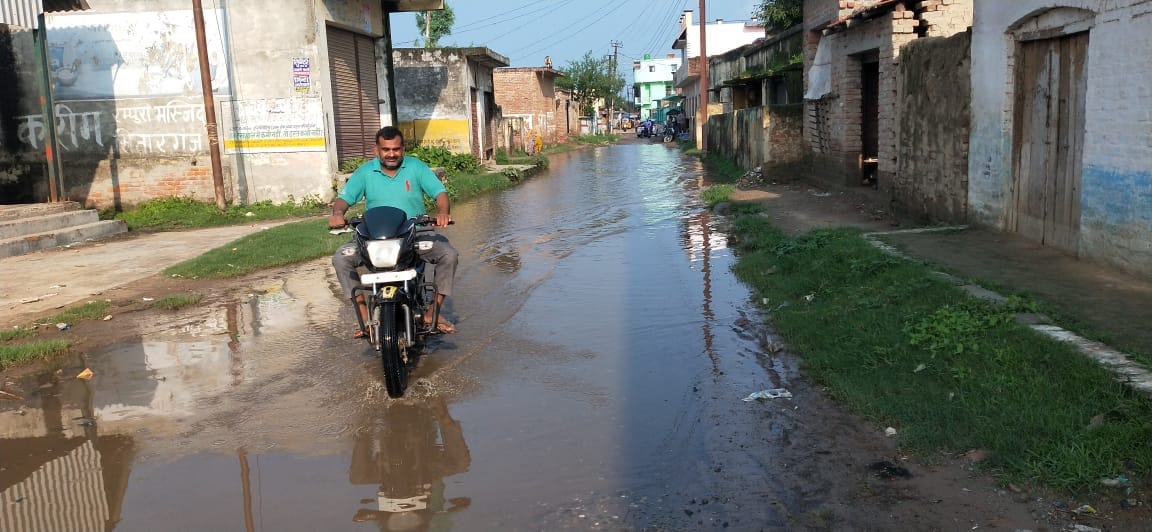 न्यूरिया के मोहल्ला मोहम्मद यार का जर्जर वाईपास मार्ग । संवाद