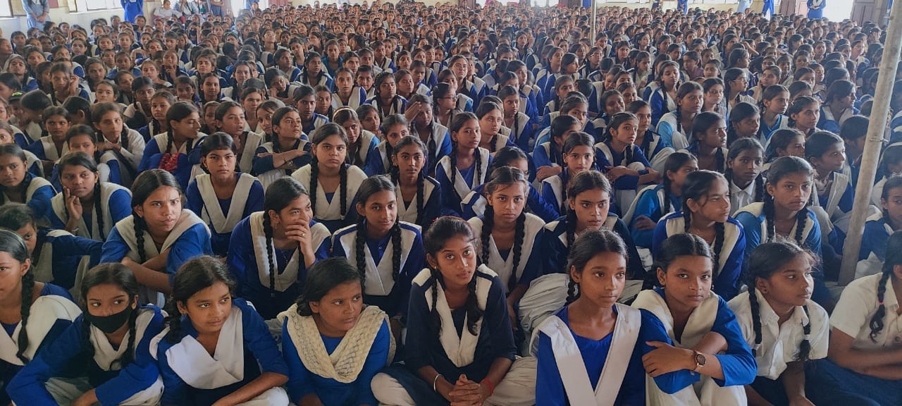 पुलिस की पाठशाला में शामिल छात्राएं। संवाद