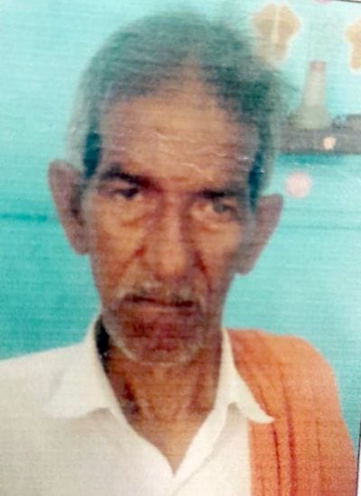 पोस्टमार्टम हाउस पर जानकारी देते मृतक रामसेवक के परिजन। संवाद