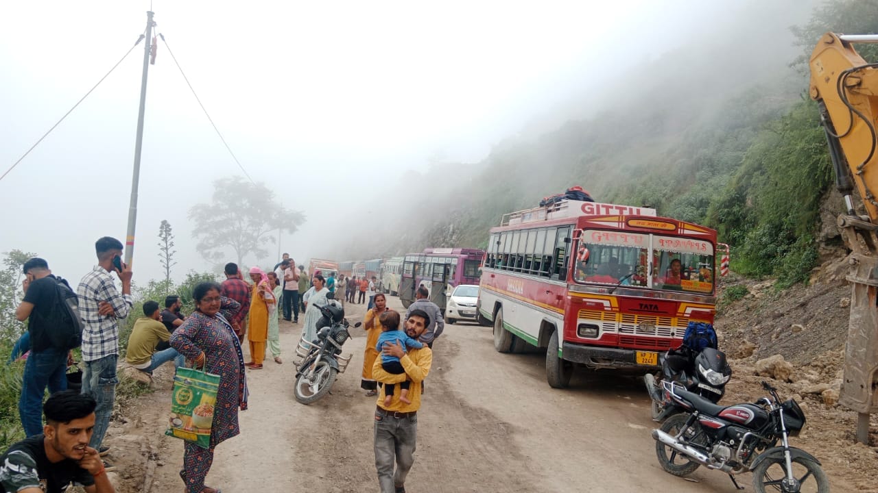 पांवटा-शिलाई एनएच पर कमरऊ के पास पहाड़ी दरकने से सड़क पर गिरा मलबा। संवाद