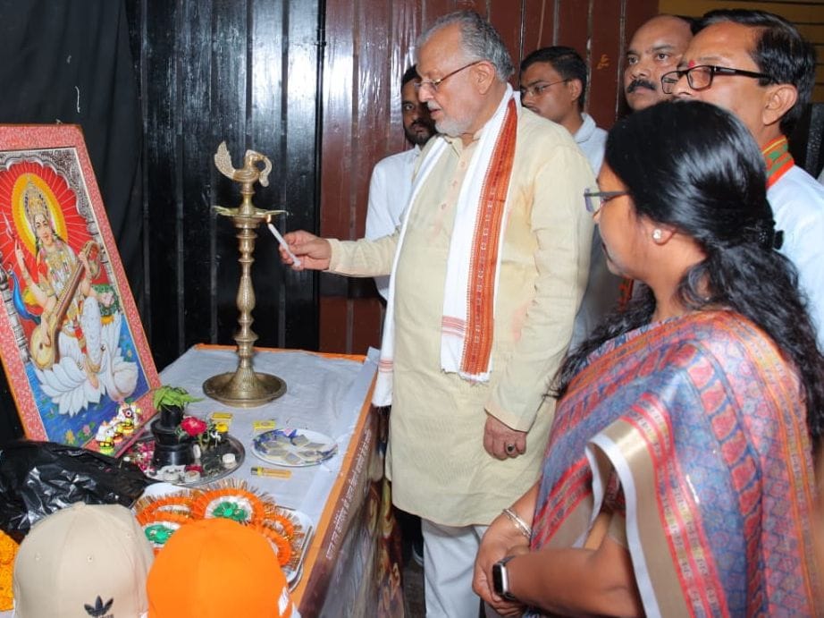 शाहजहांपुर महोत्सव में रामायण पर आधारित नाटक का मंचन करते कलाकार