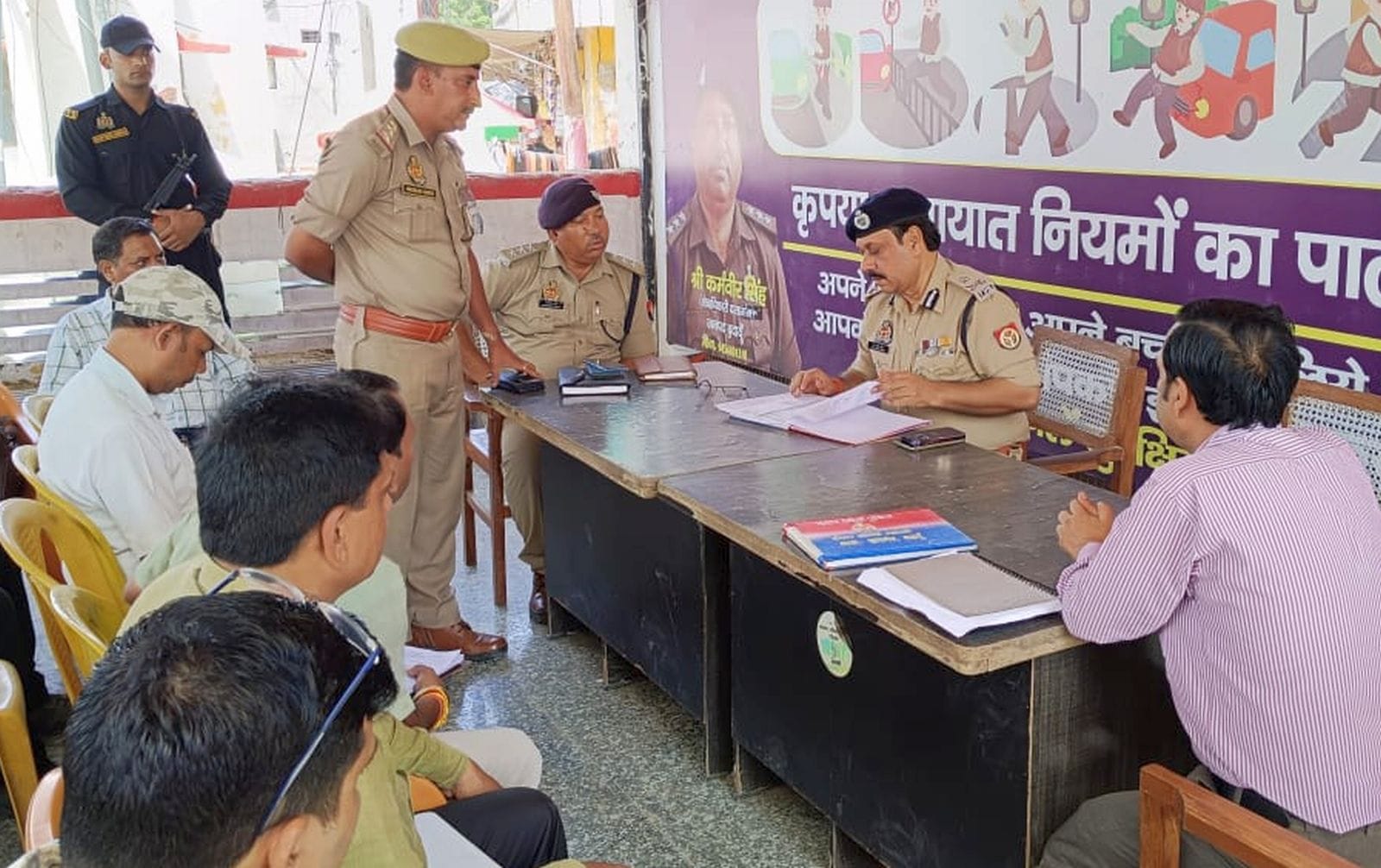 थाना दिवस पर फरियादियों की शिकायतें सुनते डीएम,एसएसपी। संवाद