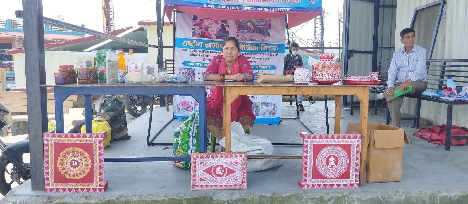 देवीधुरा में लगे शिविर में हस्तनिर्मित सामग्री दिखाते एसएचजी के प्रतिनिधि। संवाद