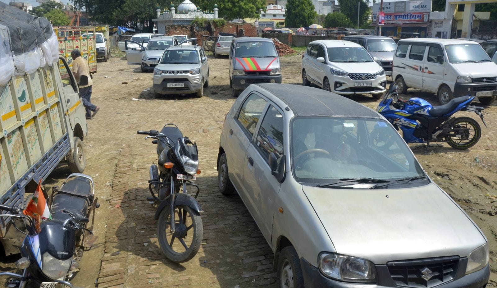 वाटर वर्क्स रोड पर खड़े टैक्सी वाहन। संवाद