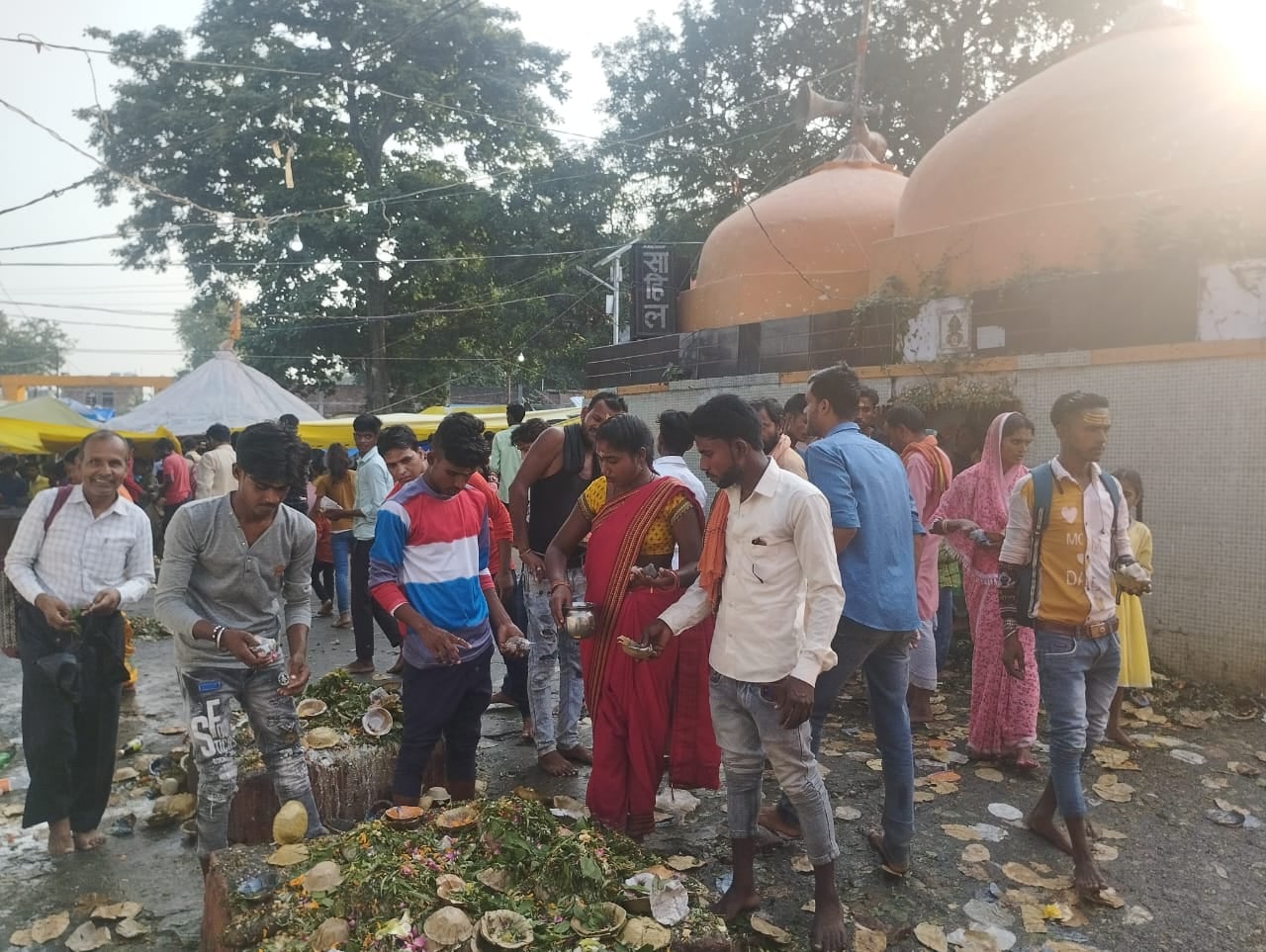 भूतनाथ मंदिर परिसर में प्राचीन कुए पर पूजा करते श्रद्धालु। भूतनाथ मंदिर परिसर में प्राचीन कुए पर पूजा करते श्रद्धालु।