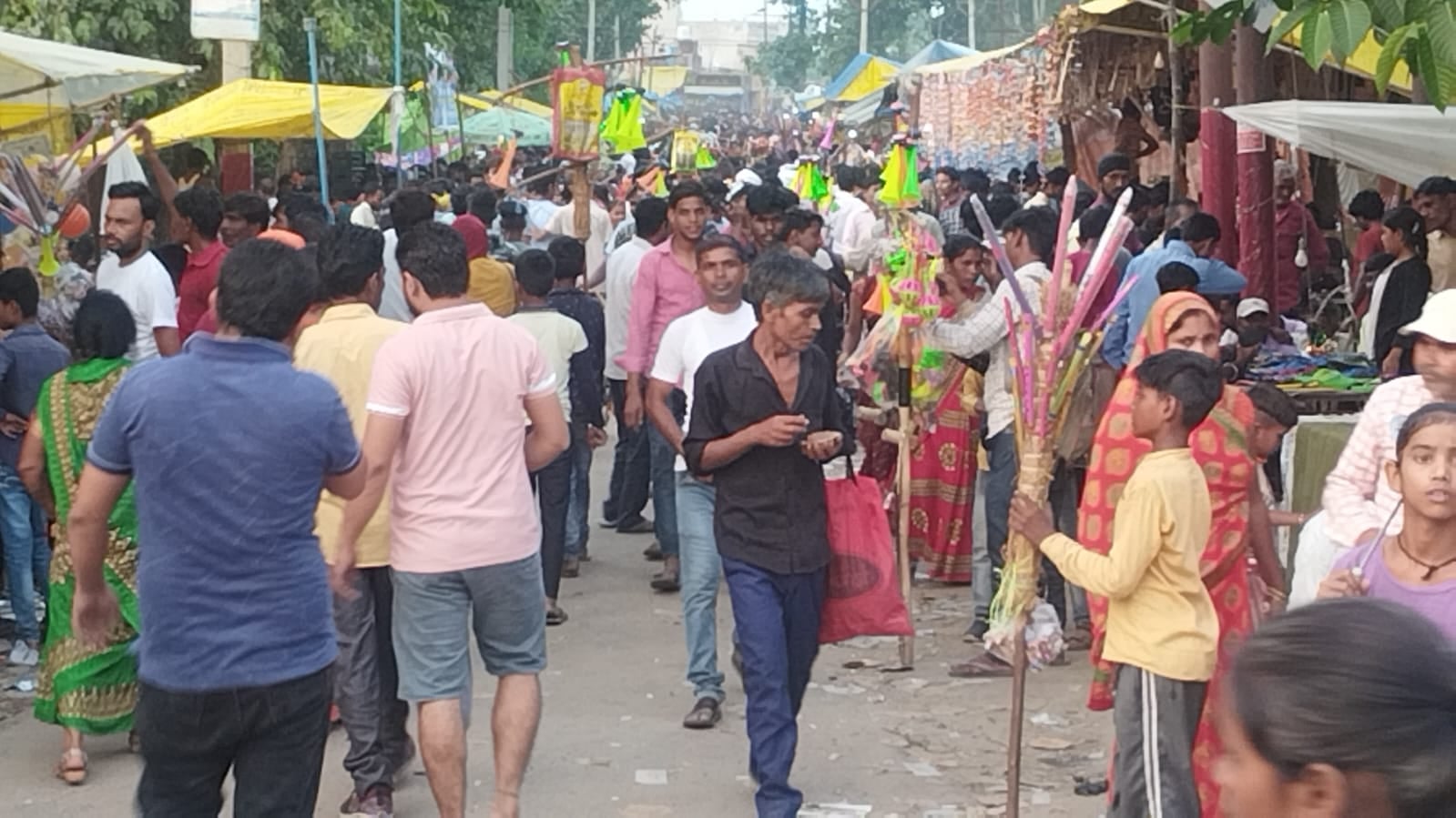 भूतनाथ मंदिर परिसर में प्राचीन कुए पर पूजा करते श्रद्धालु। भूतनाथ मंदिर परिसर में प्राचीन कुए पर पूजा करते श्रद्धालु।
