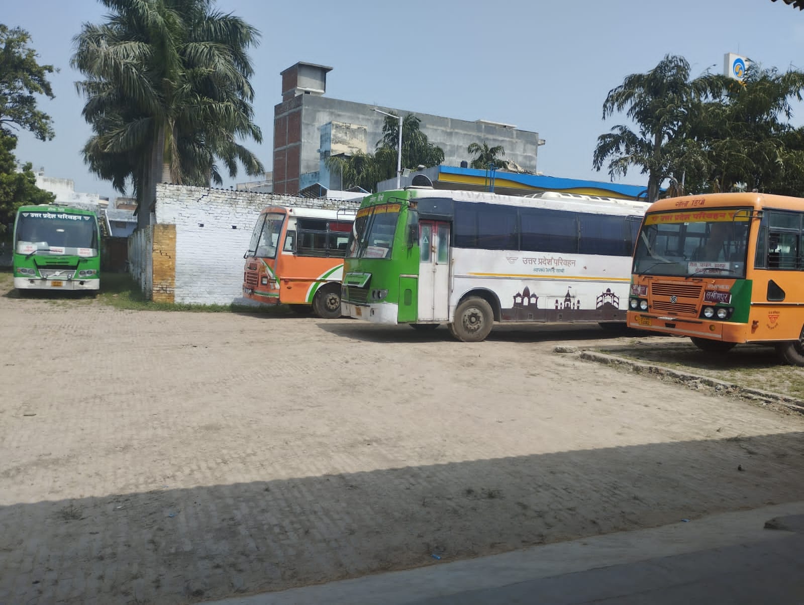 छाउछ चौराहे से गुजरते भारी वाहन