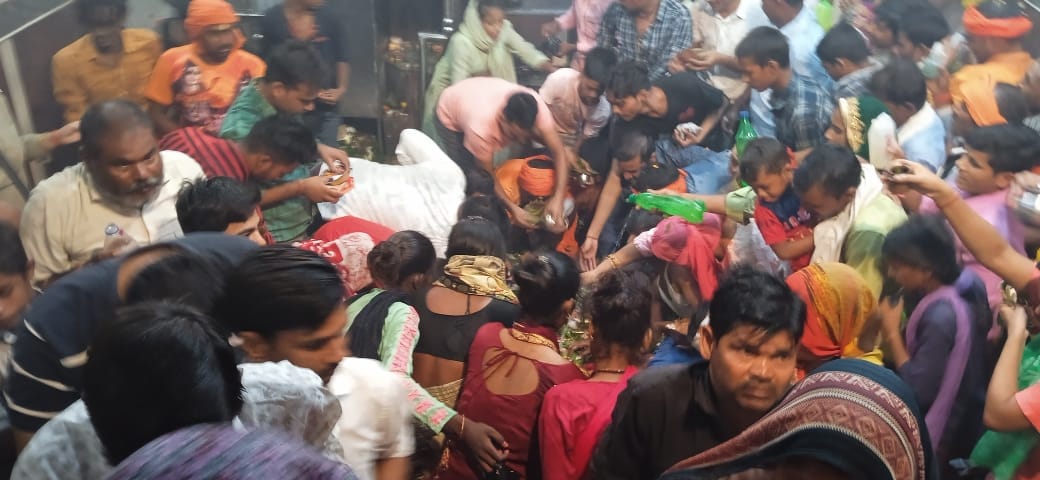 जंगली नाथ मदिर में पूजा करते भक्त जंगली नाथ मदिर में पूजा करते भक्त