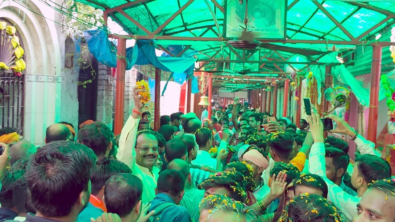 जंगली नाथ मदिर में पूजा करते भक्त जंगली नाथ मदिर में पूजा करते भक्त