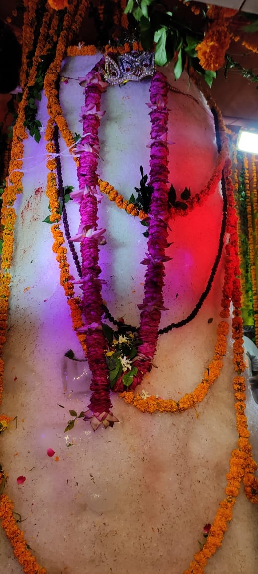 जंगली नाथ मदिर में पूजा करते भक्त जंगली नाथ मदिर में पूजा करते भक्त