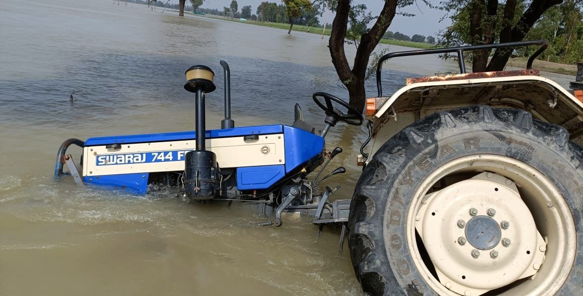 रामगंगा की बाढ़ से जलमग्न ग्राम बीघापुर पश्चिमी। बाढ़ पीड़ित