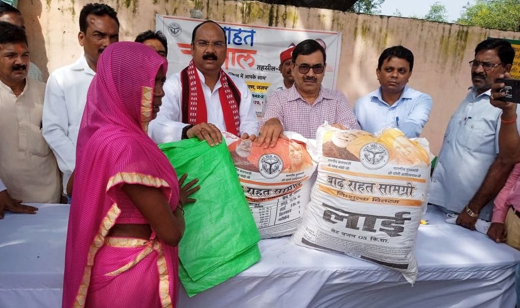 रामगंगा की बाढ़ से जलमग्न ग्राम बीघापुर पश्चिमी। बाढ़ पीड़ित