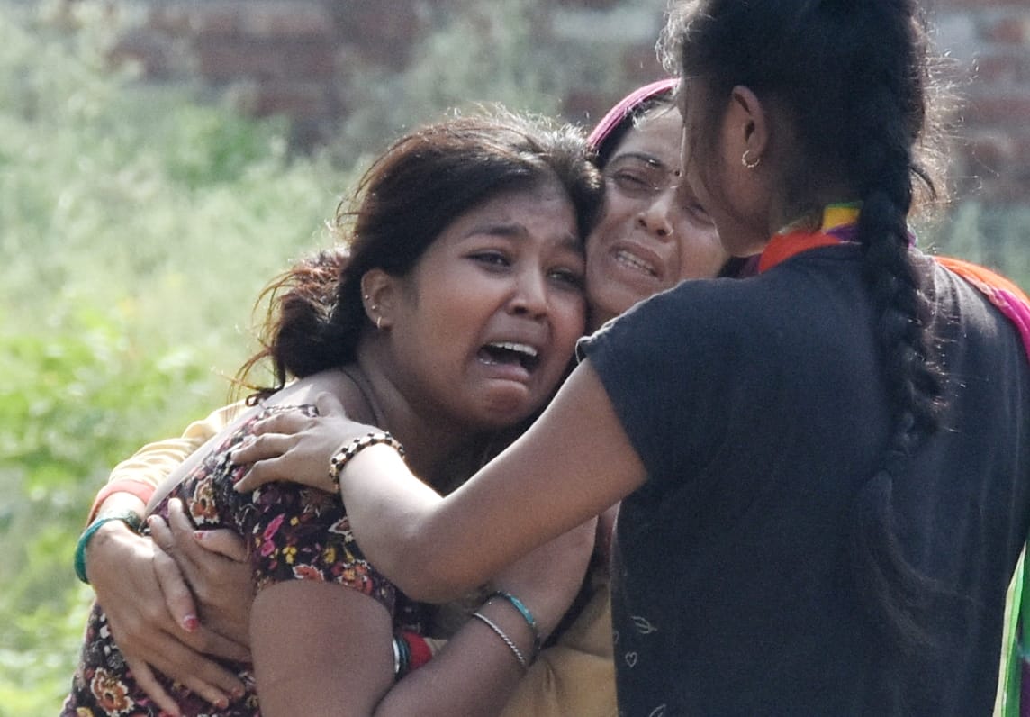 सहारनपुर के मल्हीपुर रोड पर युवक की हत्या के बाद जाम लगाते परिजनो व क्षेत्रवासी
