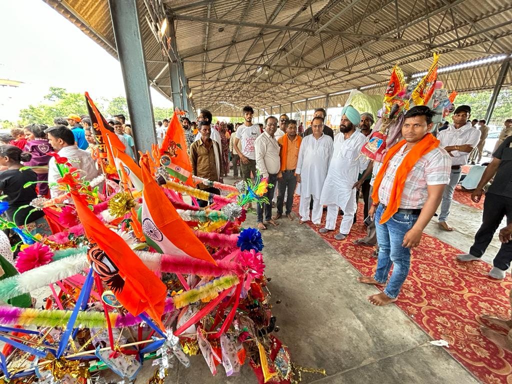 सावन के अंतिम सोमवार की पूर्व संध्या पर कांवड़ लेकर लौट रहा कांवड़ियों का जत्था।