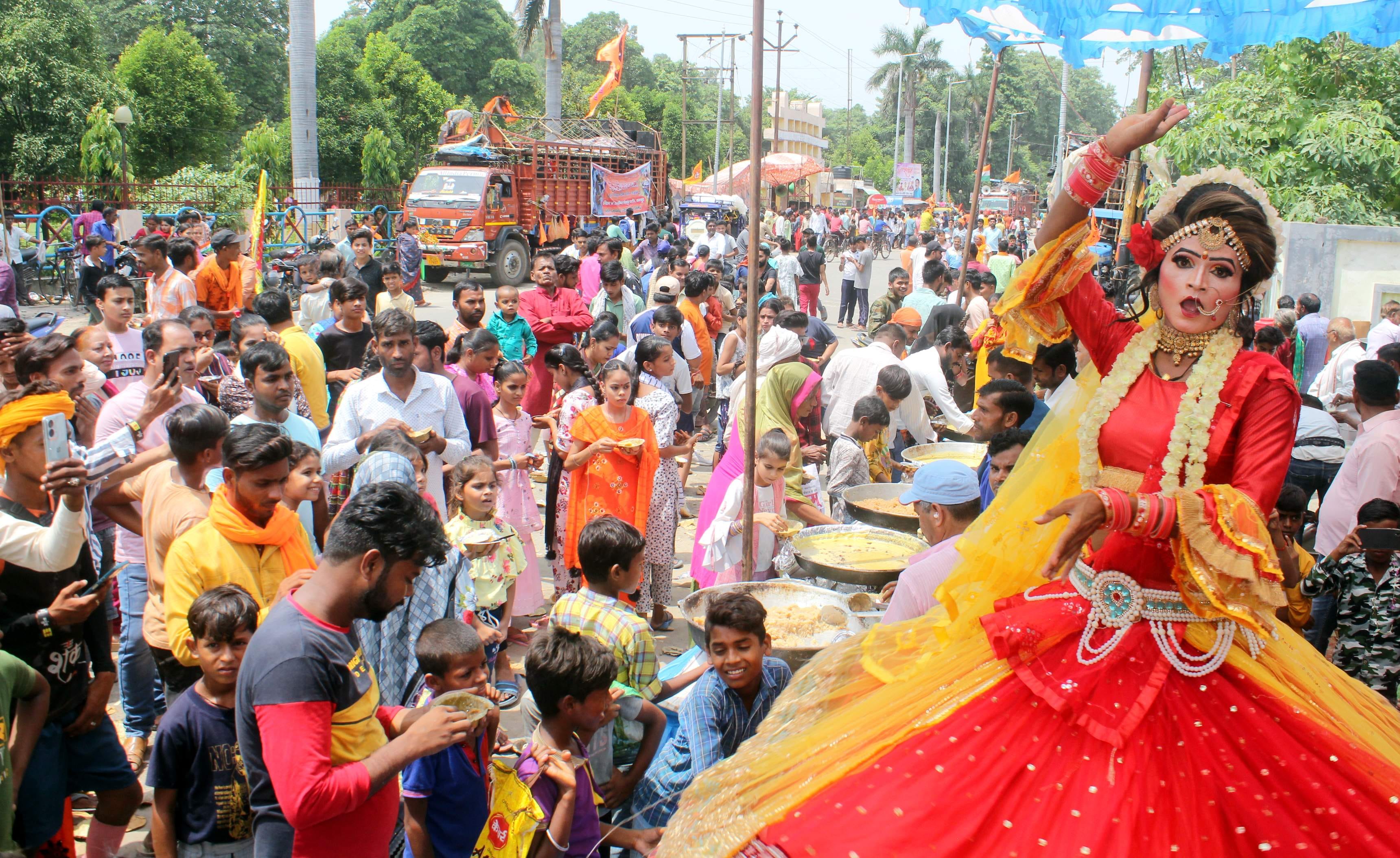 सावन के अंतिम सोमवार की पूर्व संध्या पर कांवड़ लेकर लौट रहा कांवड़ियों का जत्था।