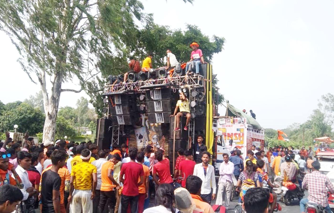 उझानी में कांवड़ियों की टोली में थिरकते कलाकार। संवाद