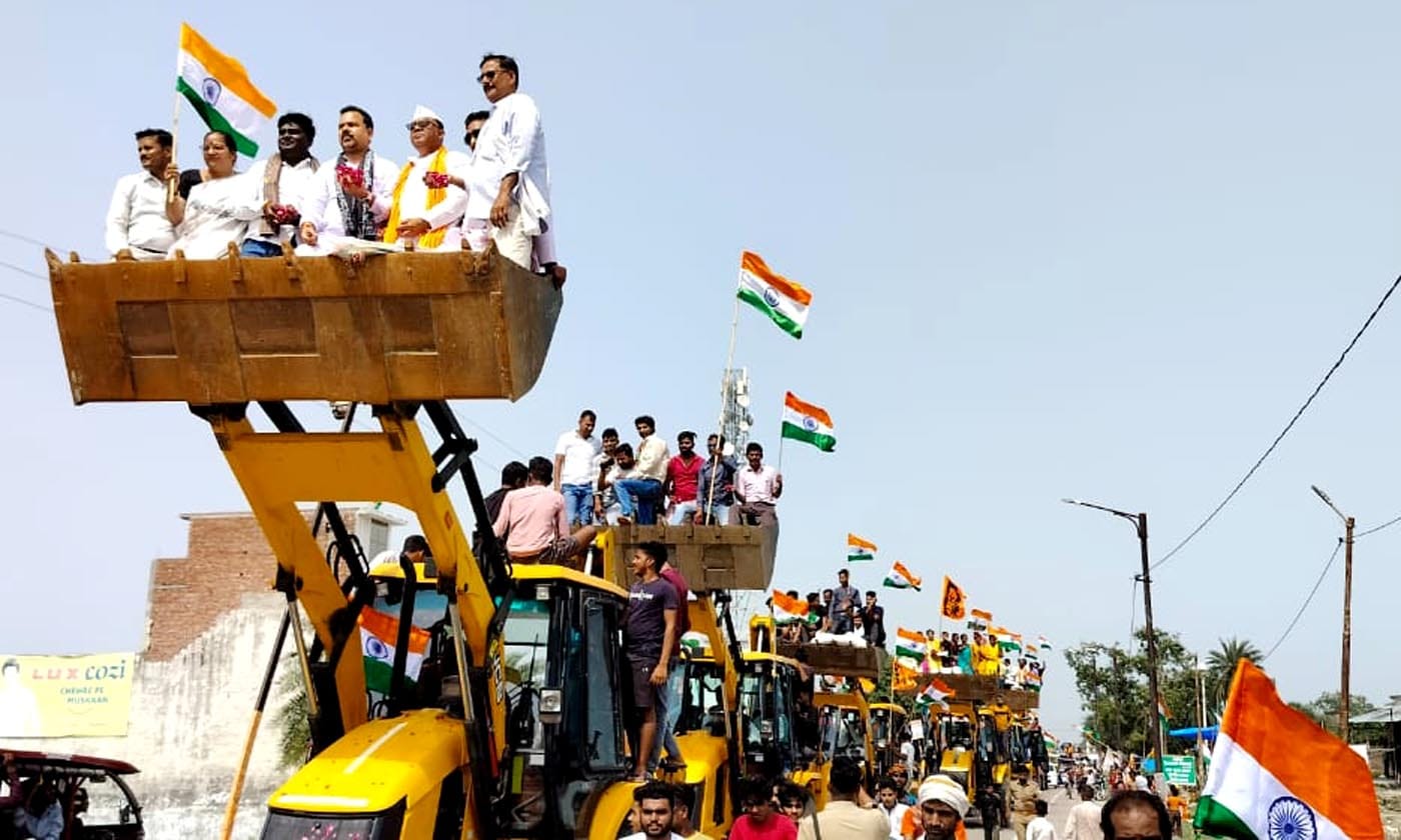 उझानी में कांवड़ियों की टोली में थिरकते कलाकार। संवाद