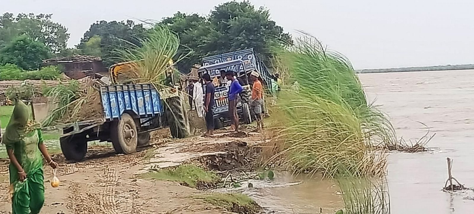 अहमद नगर बछौरा में कटान देखते ग्रामीण। संवाद