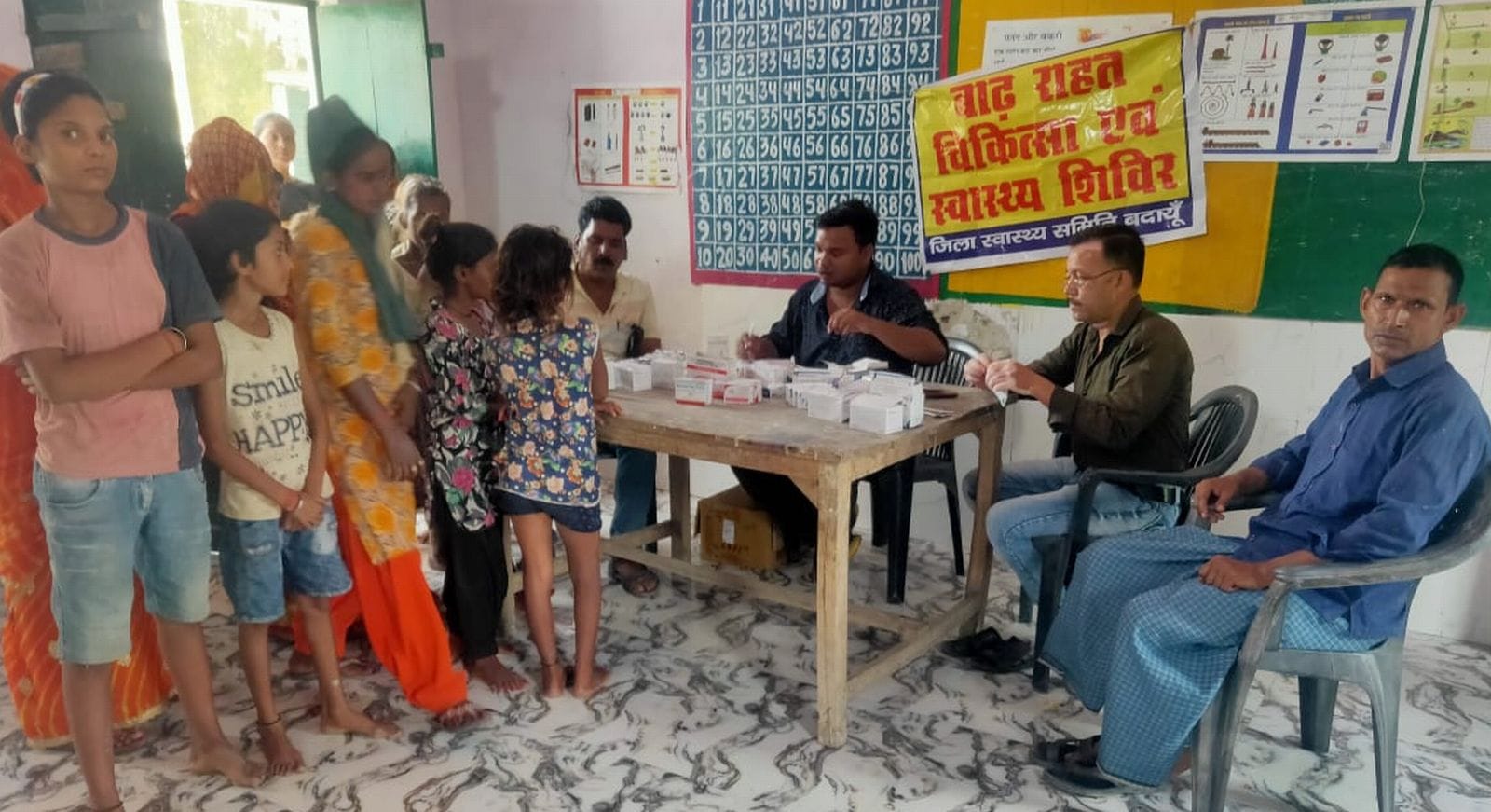 अहमद नगर बछौरा में कटान देखते ग्रामीण। संवाद