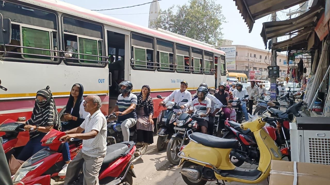 फोटो :44: सोनीपत के गीता भवन चौक के पास जाम में फंसे वाहन चालक। संवाद फोटो :44: सोनीपत के गीता भवन चौक के पास जाम में फंसे वाहन चालक। संवाद