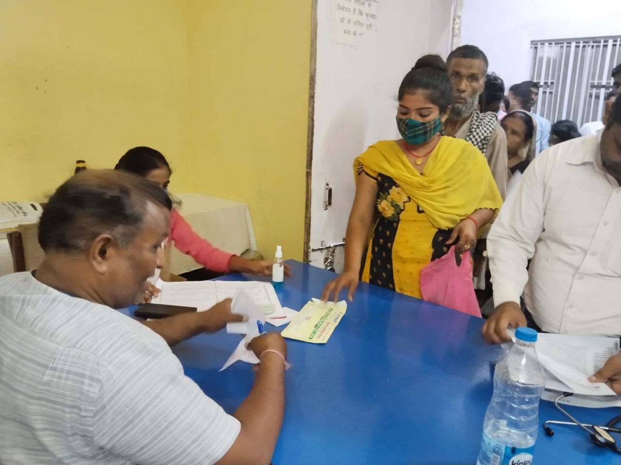 जिला चिकित्सालय में चिकित्सक कक्ष के बाहर लगी लम्बी लाइन । संवाद