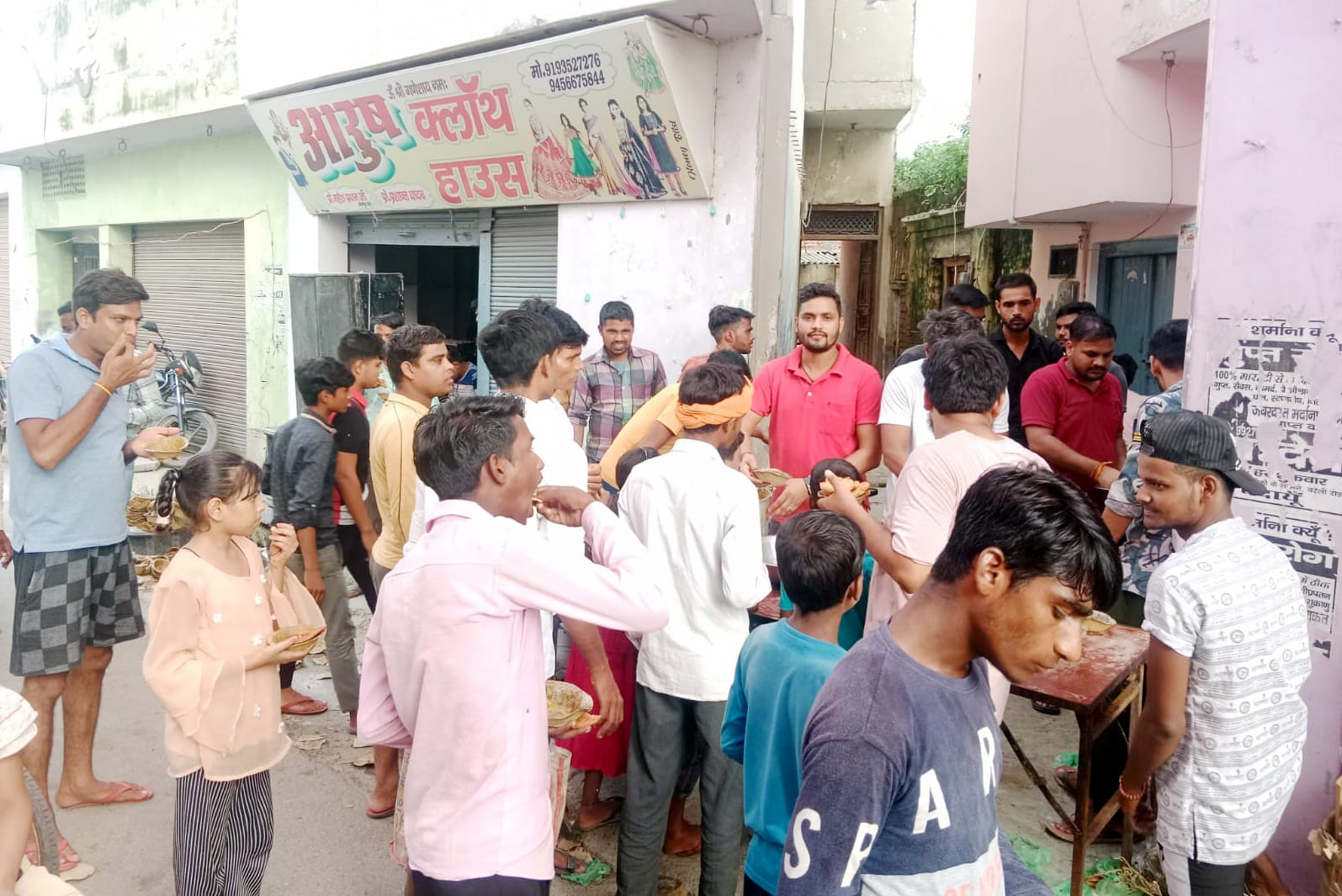 कछला से शिवलिंग की झांकी लेकर निकले कांवड़िये। संवाद
