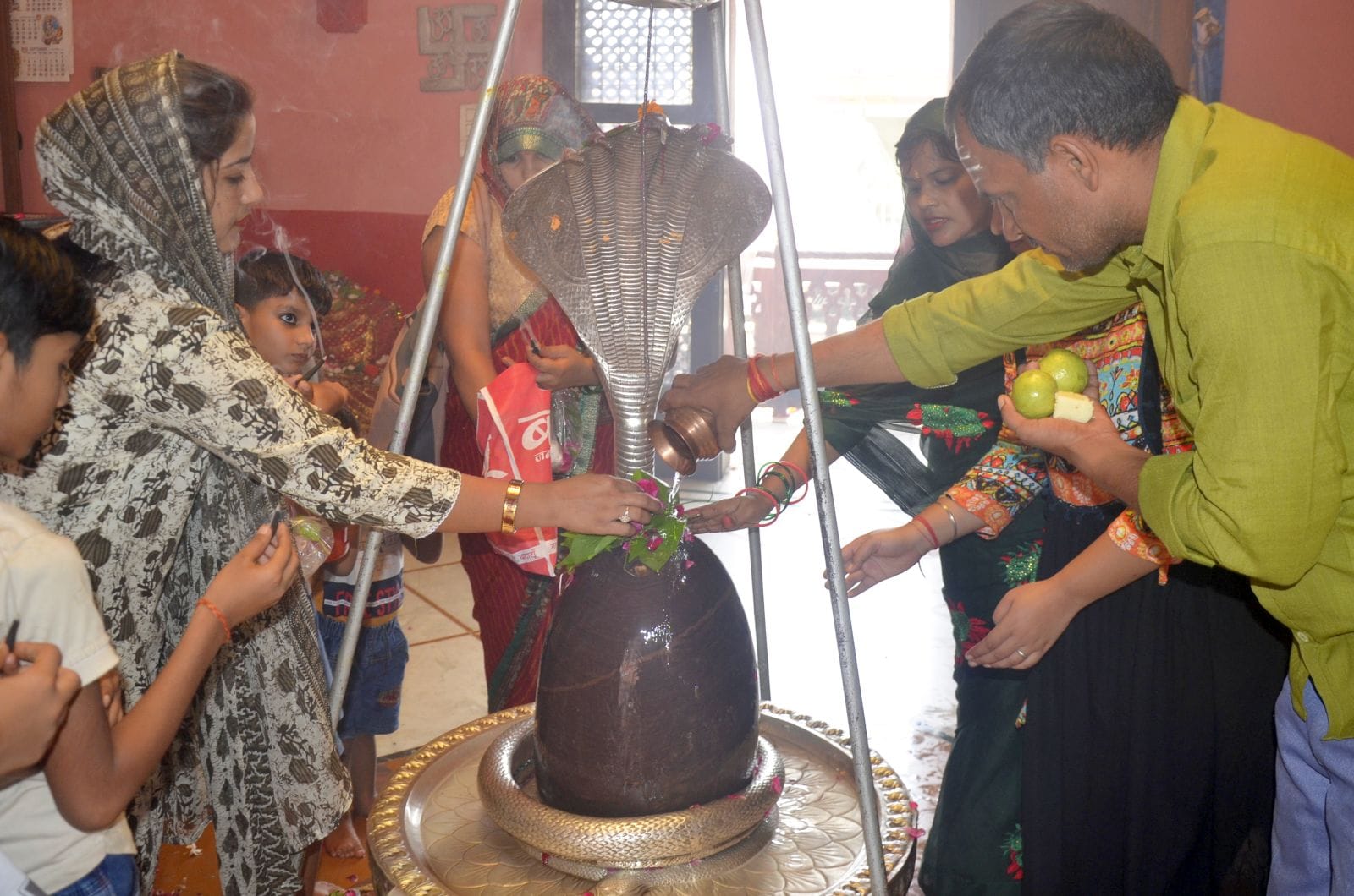 कछला से शिवलिंग की झांकी लेकर निकले कांवड़िये। संवाद