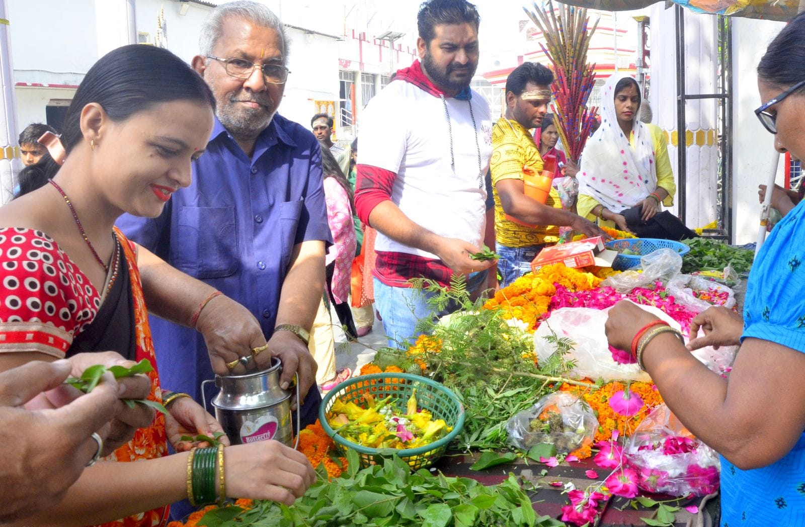 कछला से शिवलिंग की झांकी लेकर निकले कांवड़िये। संवाद