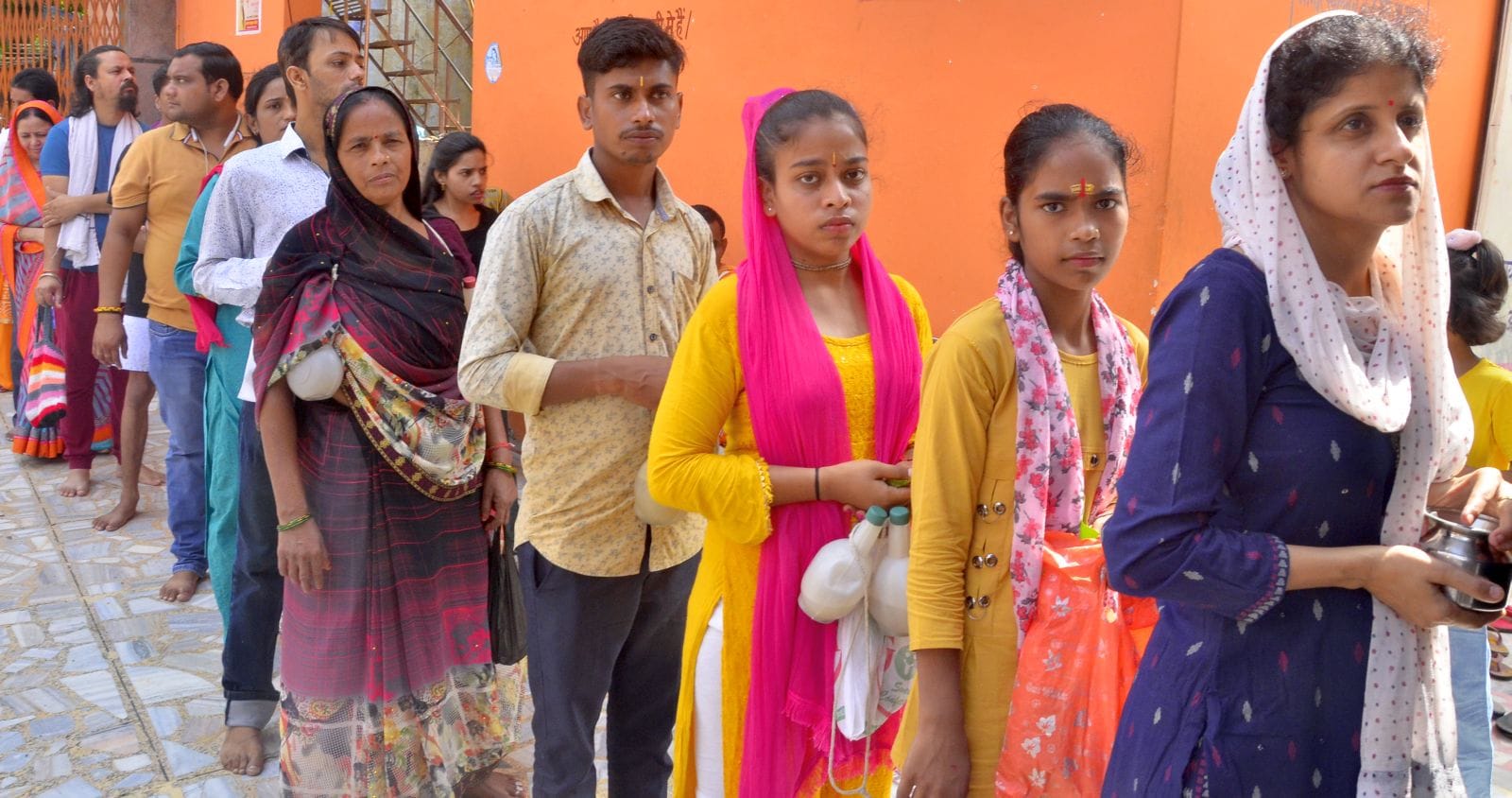 कछला से शिवलिंग की झांकी लेकर निकले कांवड़िये। संवाद