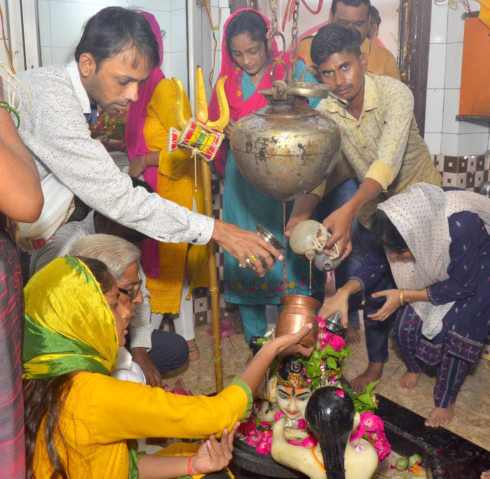 कछला से शिवलिंग की झांकी लेकर निकले कांवड़िये। संवाद