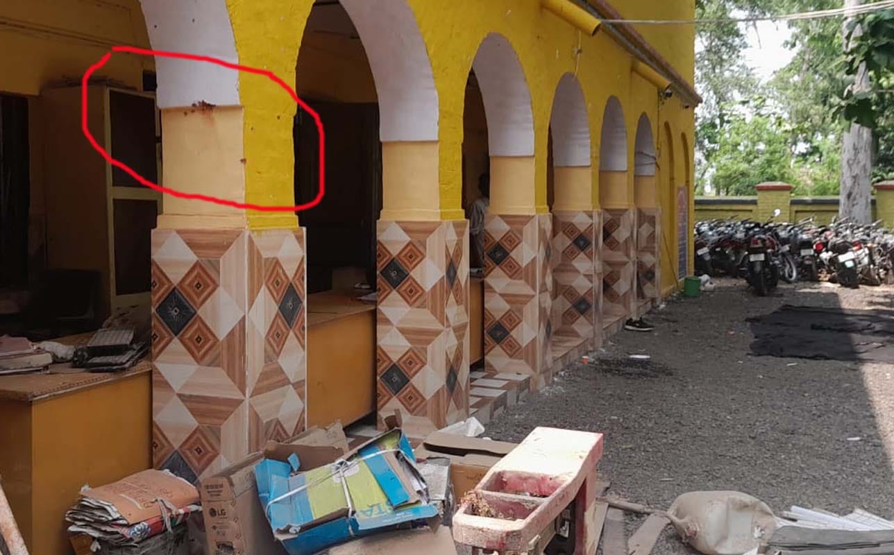 खुटार थाने में यही सामान निकाल कर रखते समय हुआ धमाका