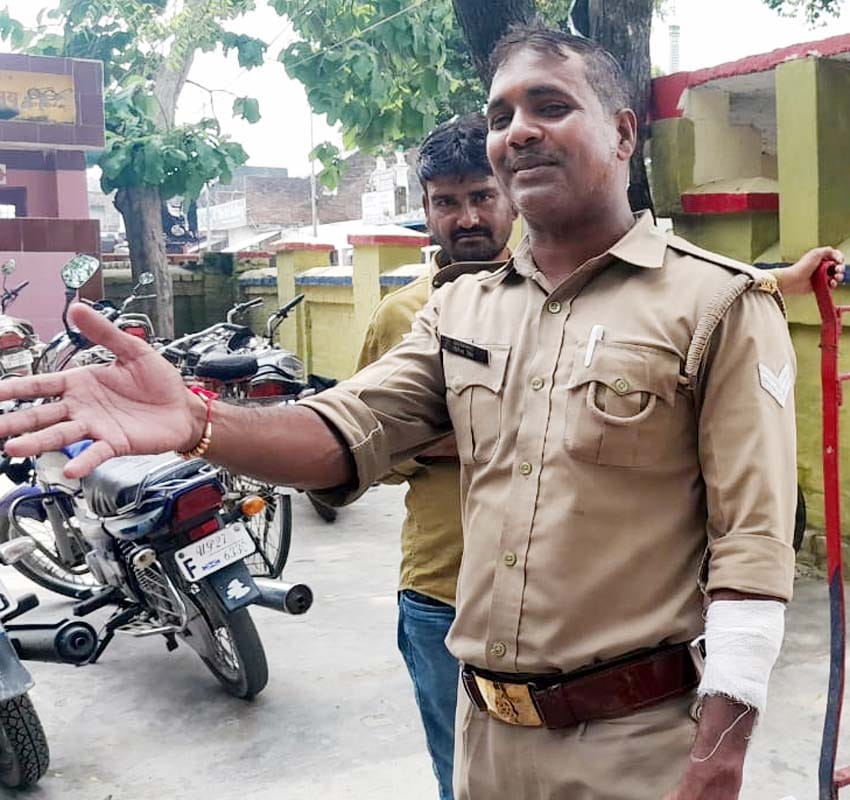 खुटार थाने में यही सामान निकाल कर रखते समय हुआ धमाका