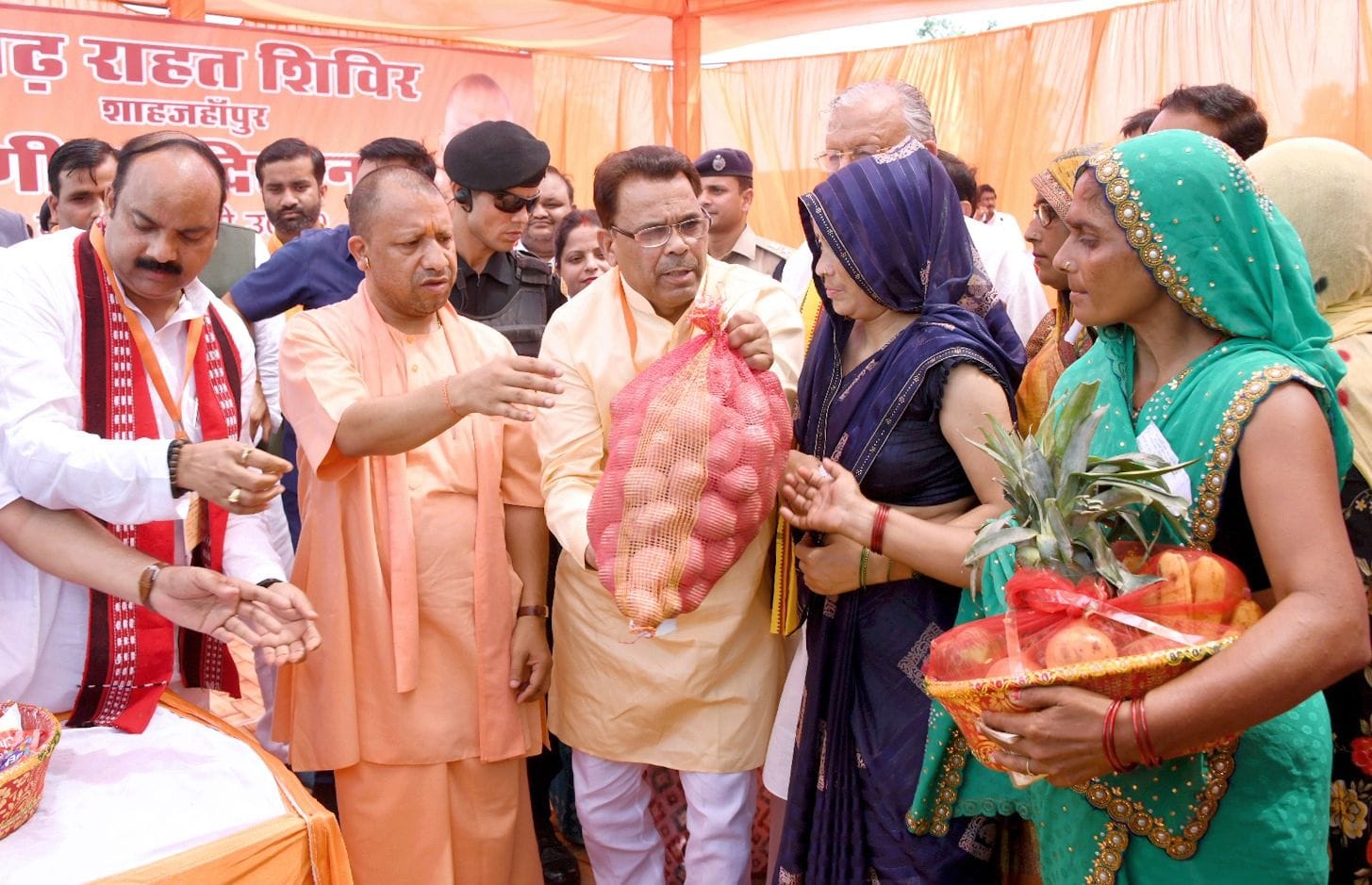 मिर्जापुर में बाढ़ पीड़ितों को संबोधित करते सीएम योगी। संवाद