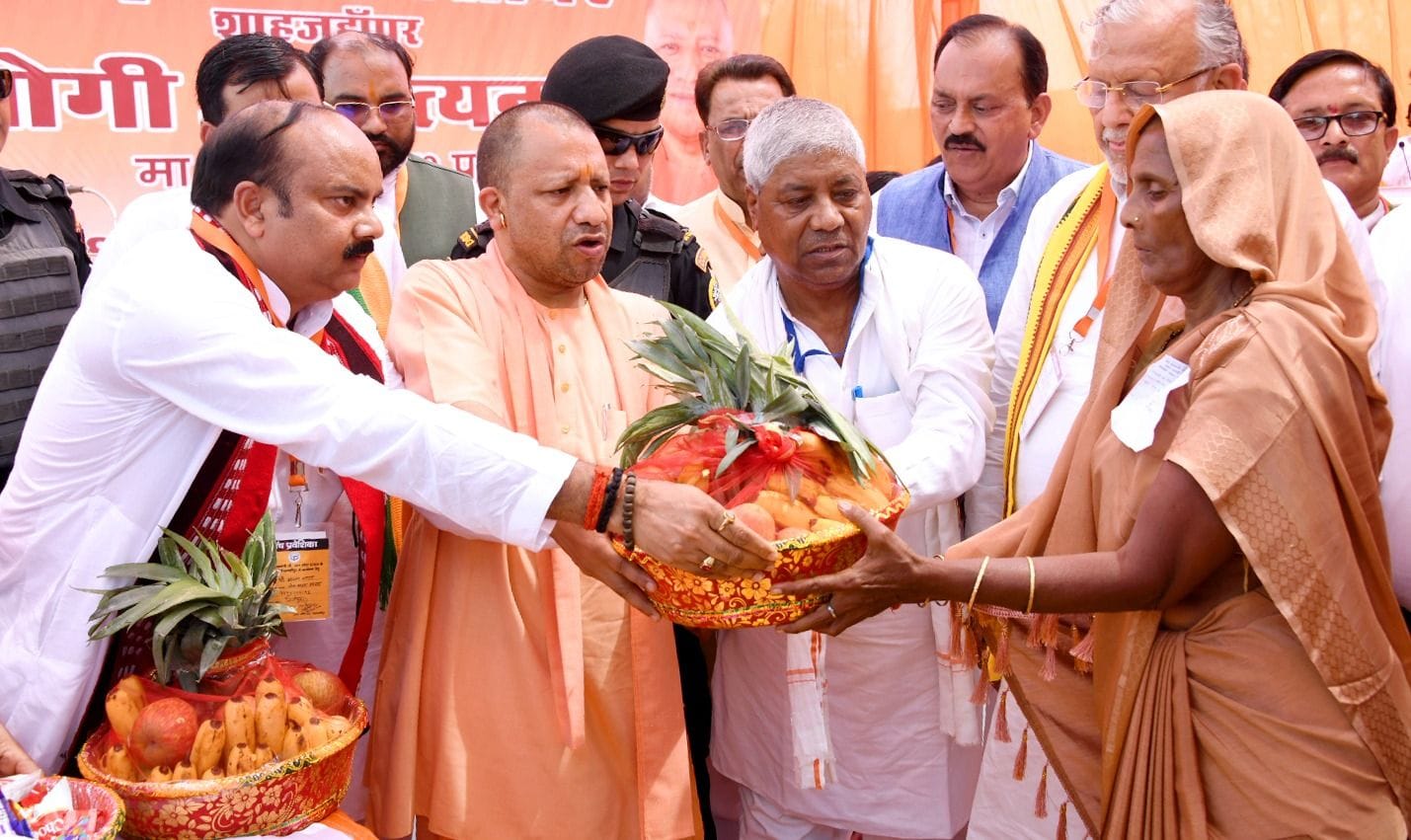 मिर्जापुर में बाढ़ पीड़ितों को संबोधित करते सीएम योगी। संवाद