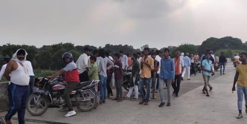 नगर कोतवाली के खीरीवीर घाट पुल पर खड़ी नदी में कूदे युवक की बाइक। संवाद नगर कोतवाली के खीरीवीर घाट पुल पर खड़ी नदी में कूदे युवक की बाइक। संवाद