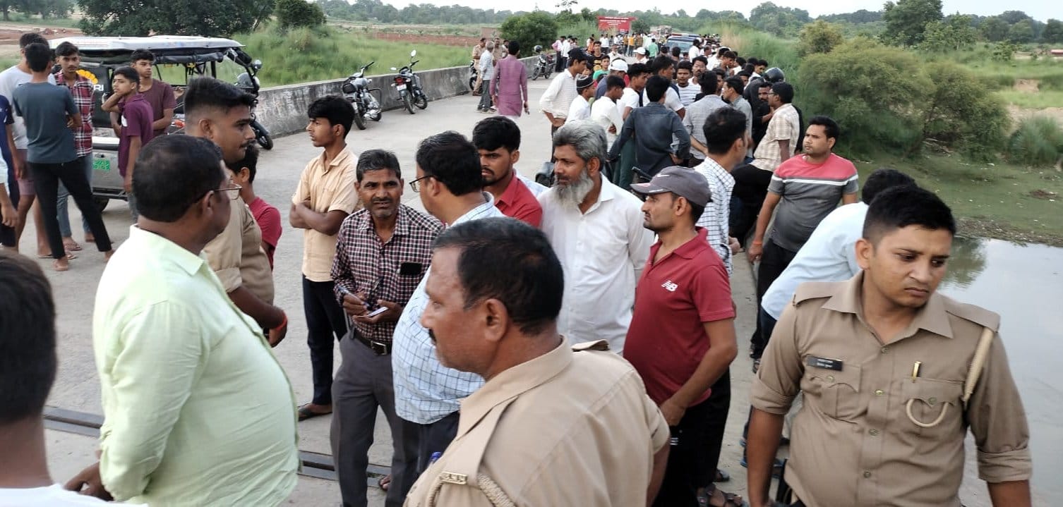 नगर कोतवाली के खीरीवीर घाट पुल पर खड़ी नदी में कूदे युवक की बाइक। संवाद नगर कोतवाली के खीरीवीर घाट पुल पर खड़ी नदी में कूदे युवक की बाइक। संवाद